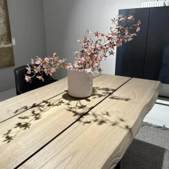 Outdoortisch SK04 Komposit Tischplatte Kastanie Gebürstet Ton Sand Gestell RAL 9005 Tiefschwarz