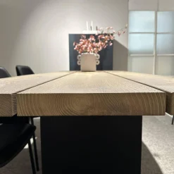 Outdoortisch SK04 Komposit Tischplatte Kastanie Gebürstet Ton Sand Gestell RAL 9005 Tiefschwarz