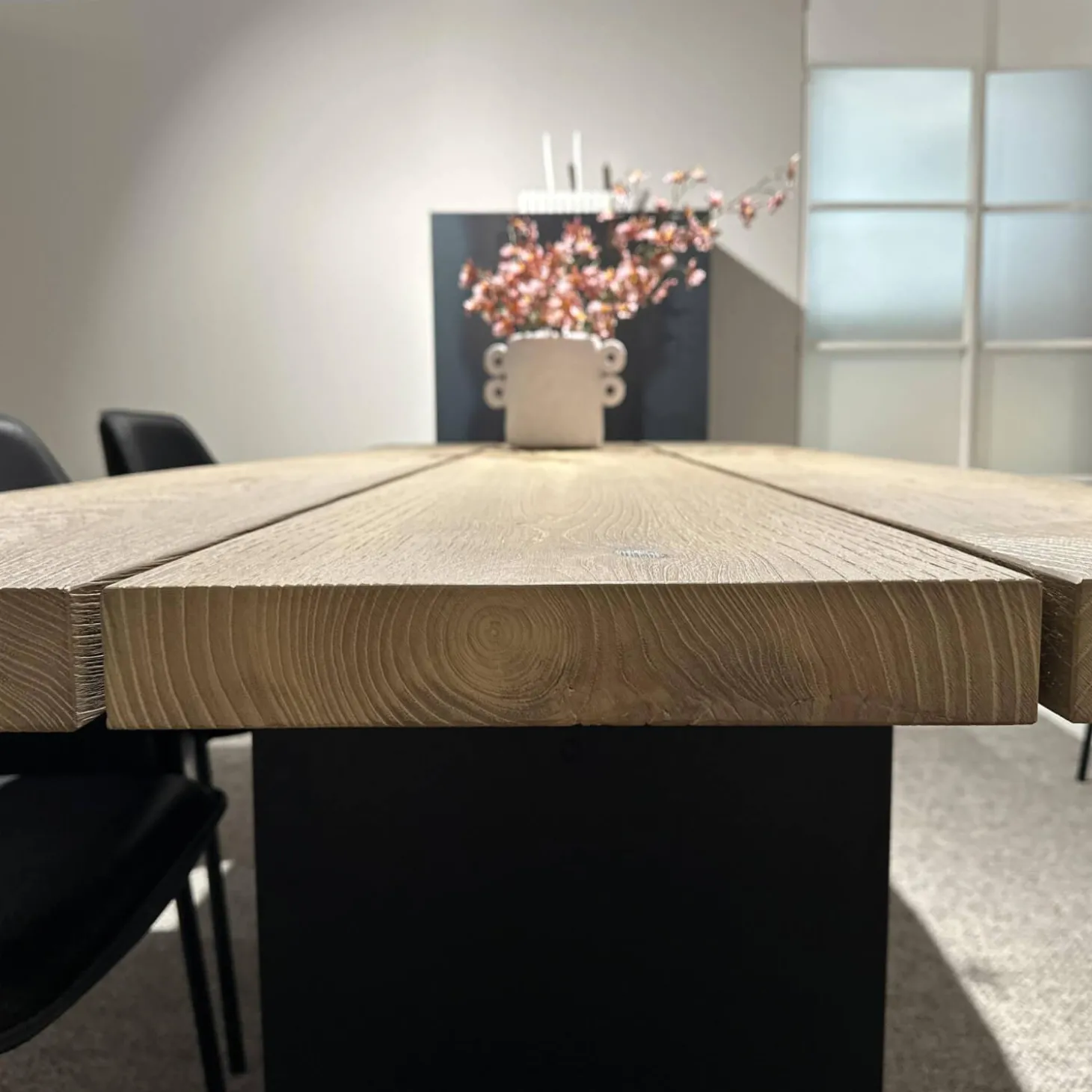 Outdoortisch SK04 Komposit Tischplatte Kastanie Gebürstet Ton Sand Gestell RAL 9005 Tiefschwarz