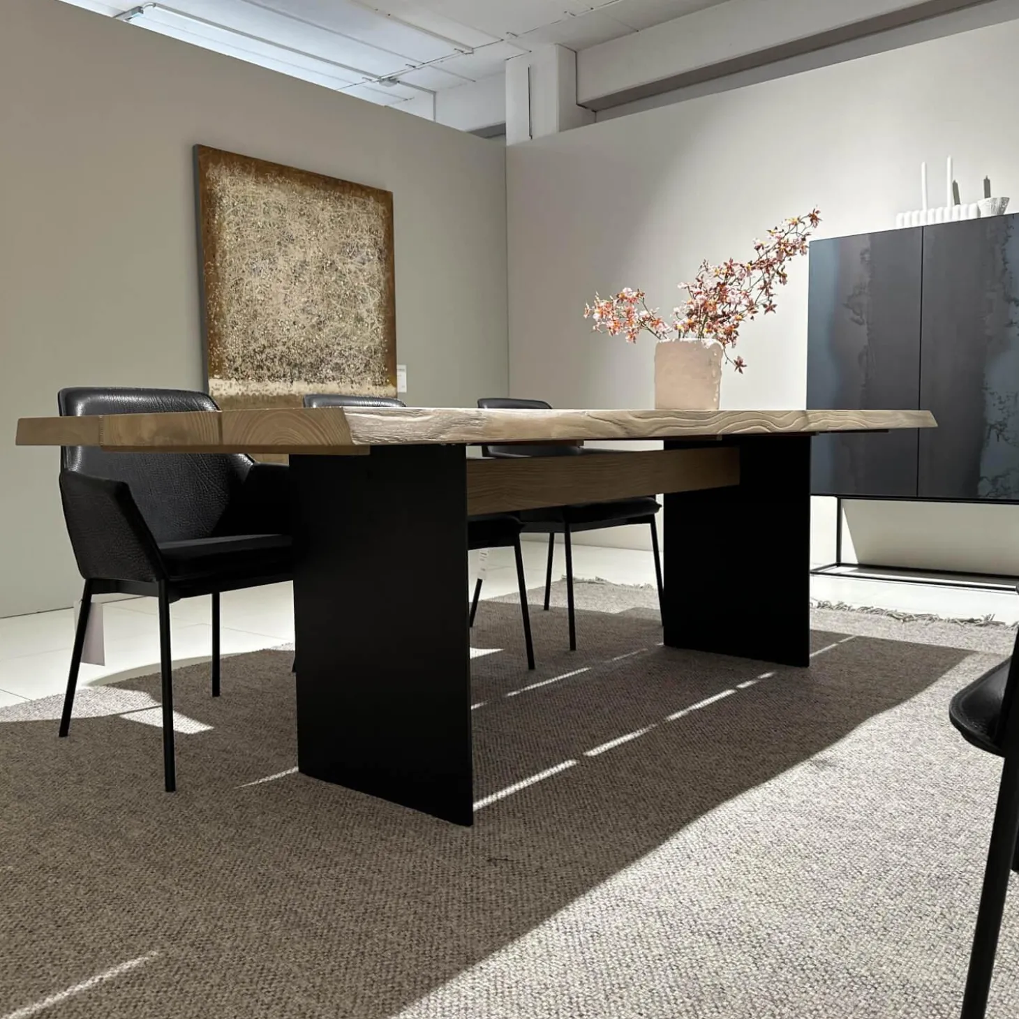 Outdoortisch SK04 Komposit Tischplatte Kastanie Gebürstet Ton Sand Gestell RAL 9005 Tiefschwarz