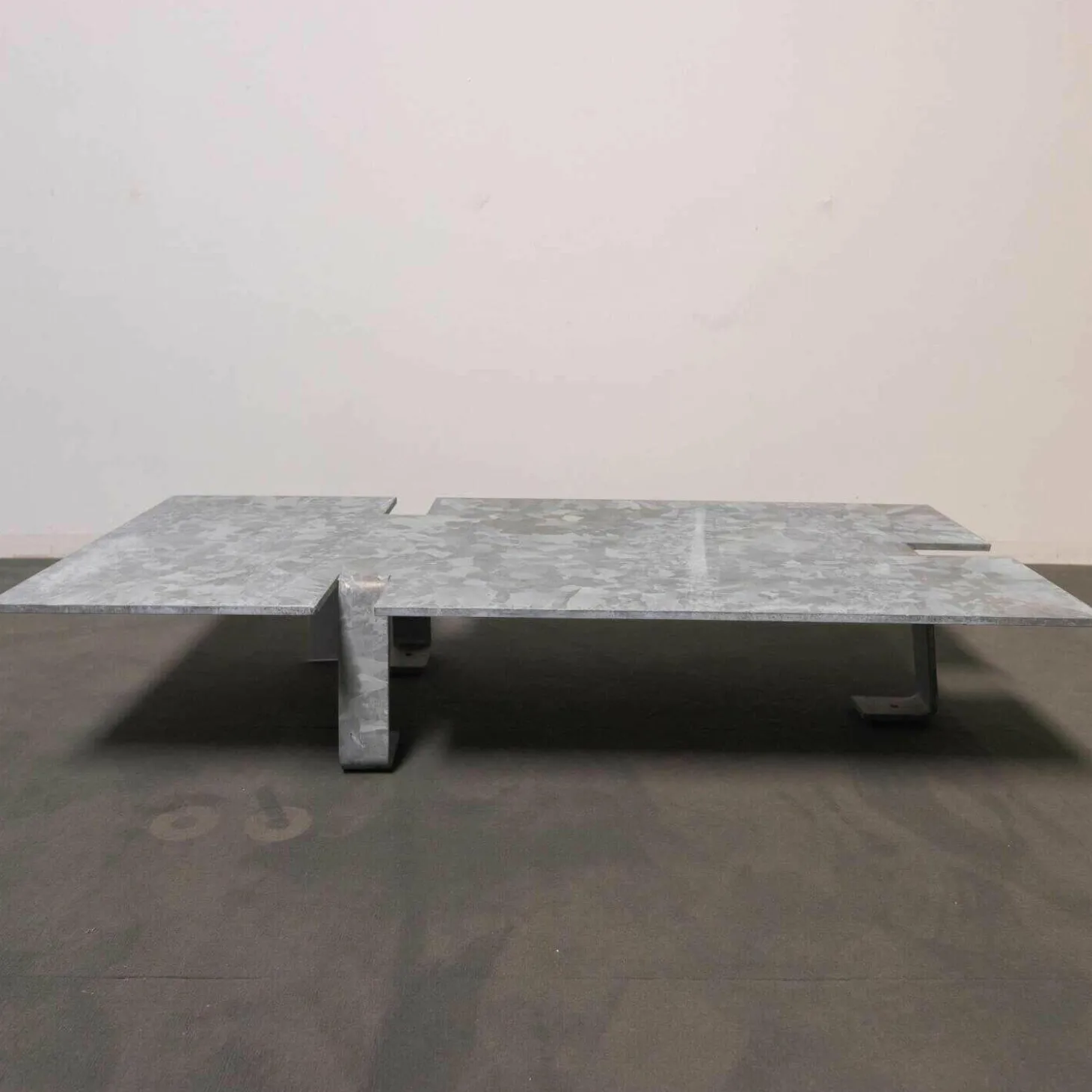 Outdoortisch Stahl Aus Einem Stück Lasergeschnitten und Feuerverzinkt