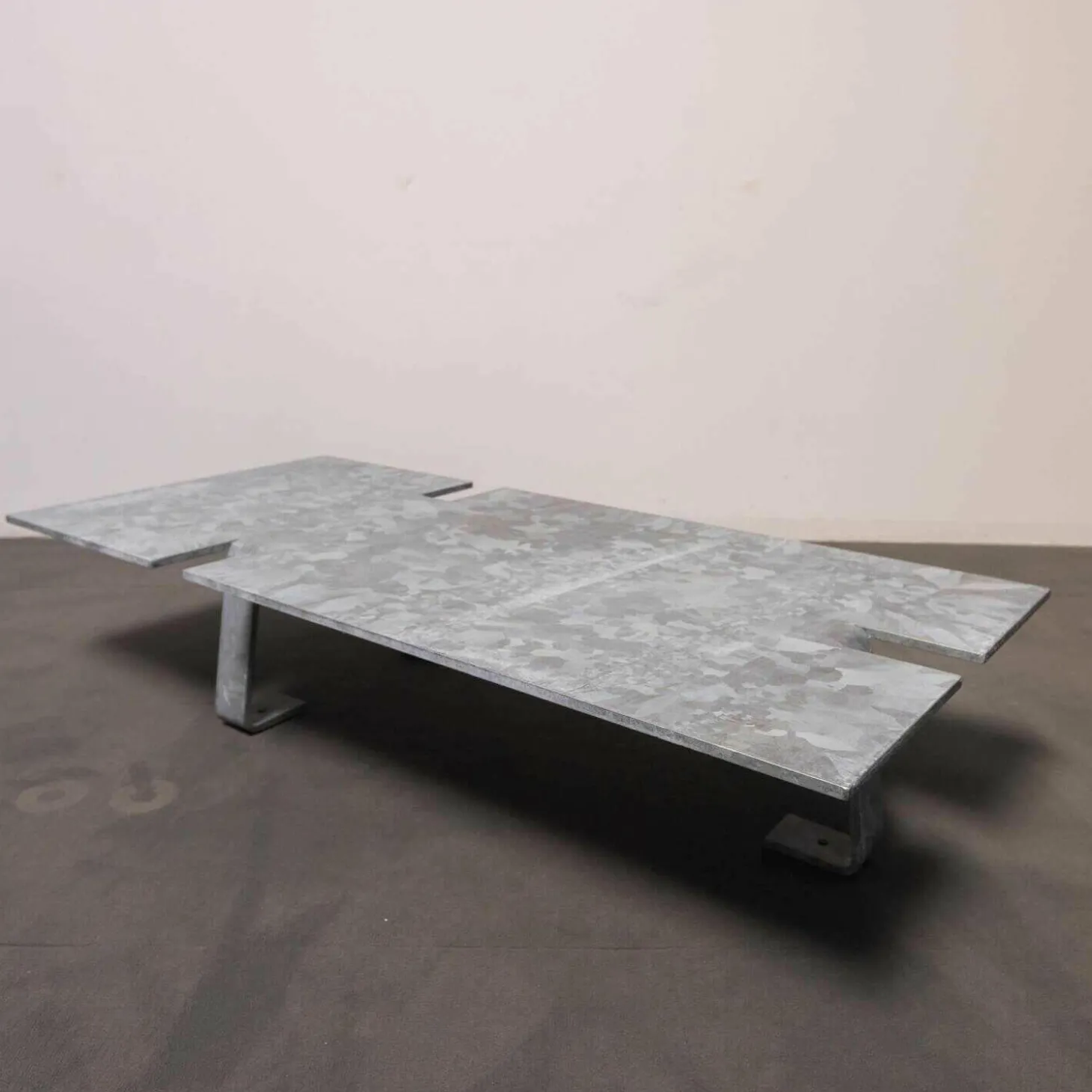 Outdoortisch Stahl Aus Einem Stück Lasergeschnitten und Feuerverzinkt