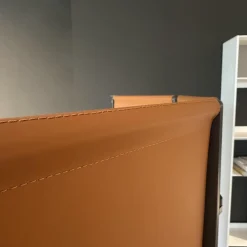 Paravent Quiet Lines Leder Gamma 370 Terra Braun Gestell Nickel Bronzefarben Lackiert