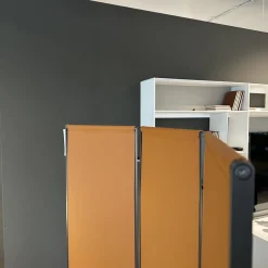 Paravent Quiet Lines Leder Gamma 370 Terra Braun Gestell Nickel Bronzefarben Lackiert