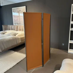 Paravent Quiet Lines Leder Gamma 370 Terra Braun Gestell Nickel Bronzefarben Lackiert
