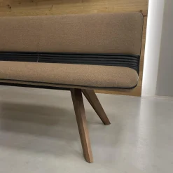 Polsterbank Stoffbezug LDS32 Affix mit 4-Fuß-Gestell aus Nussbaum