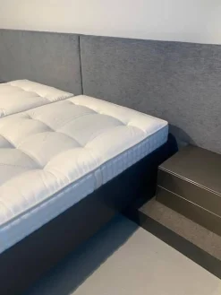 Polsterbett Stoff Maple Anthrazit Mit Lowboard 2 Nachttische Sowie Beleuchtung Im Kopfteil Intrigiert Ohne Matratze Ohne Lattenrost