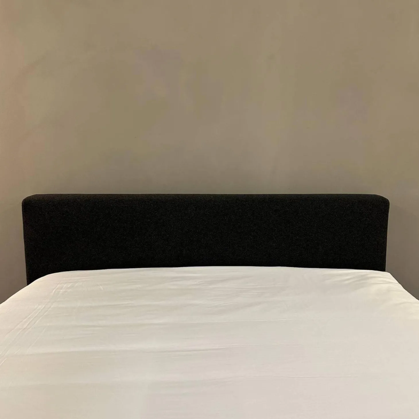 Polsterbett Yuuto Bed 810 180 Stoff Divina Melange 180 Dunkelgrau Gestell Buche Schwarz Lackiert ohne Lattenrost ohne Matratze