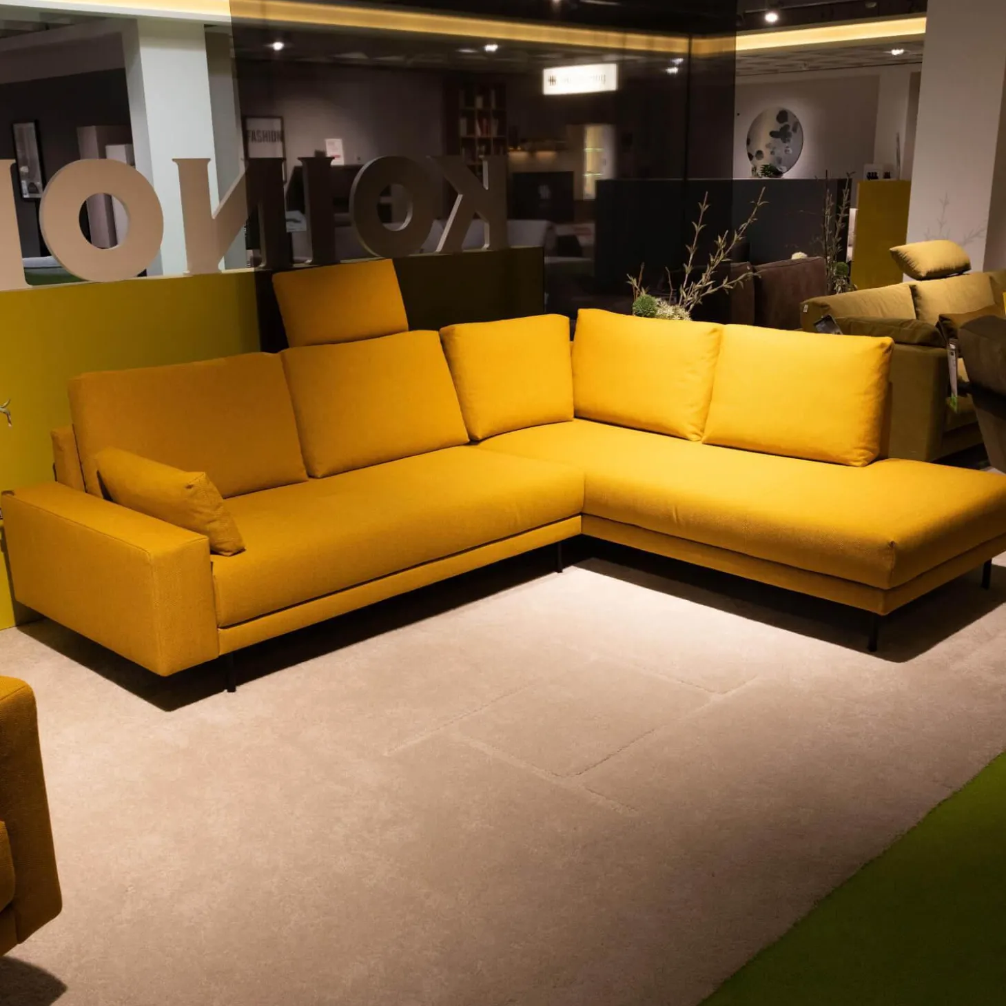 Polstereckgarnitur Und Sessel 170 Stoff 6545 Honiggelb Gelb Fuß Stahl Rundrohr Tiefschwarz RAL9005 Schwarz