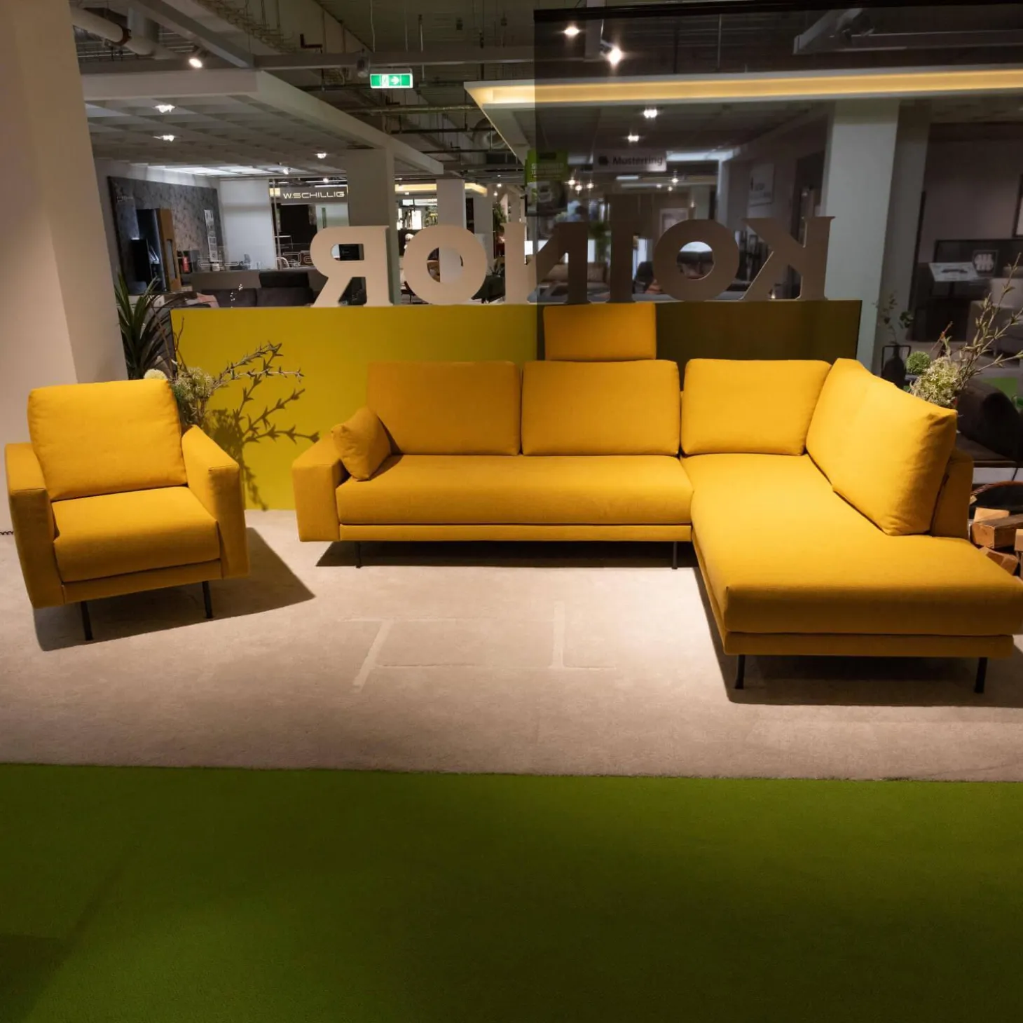 Polstereckgarnitur Und Sessel 170 Stoff 6545 Honiggelb Gelb Fuß Stahl Rundrohr Tiefschwarz RAL9005 Schwarz