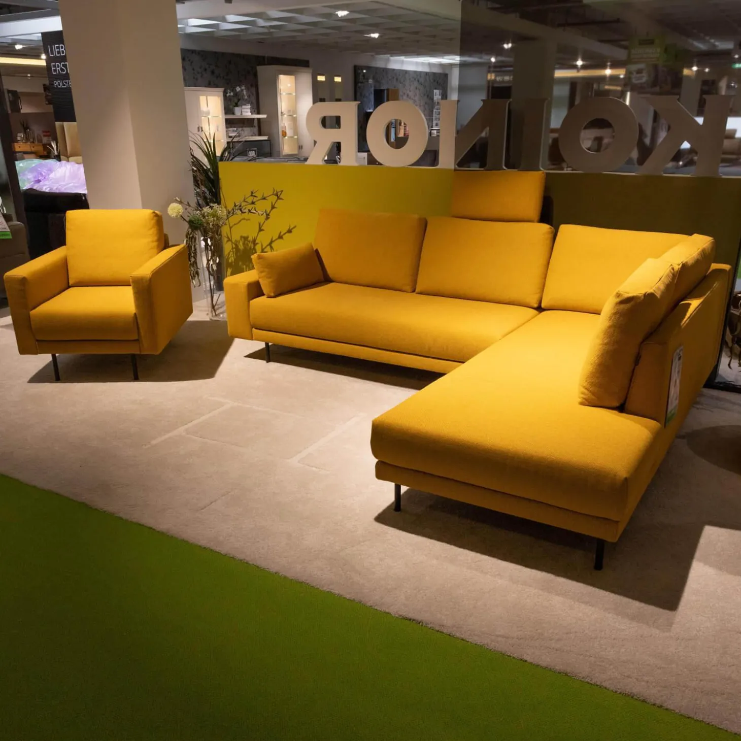 Polstereckgarnitur Und Sessel 170 Stoff 6545 Honiggelb Gelb Fuß Stahl Rundrohr Tiefschwarz RAL9005 Schwarz