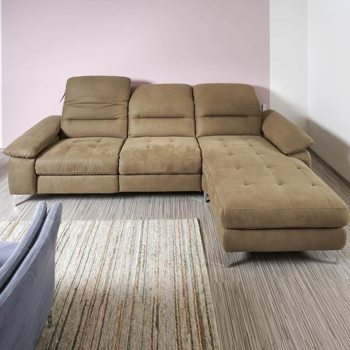 Polstergarnitur 2600 Motorisch Bezug Clash Oliv Metallfüße Chrom Glänzend