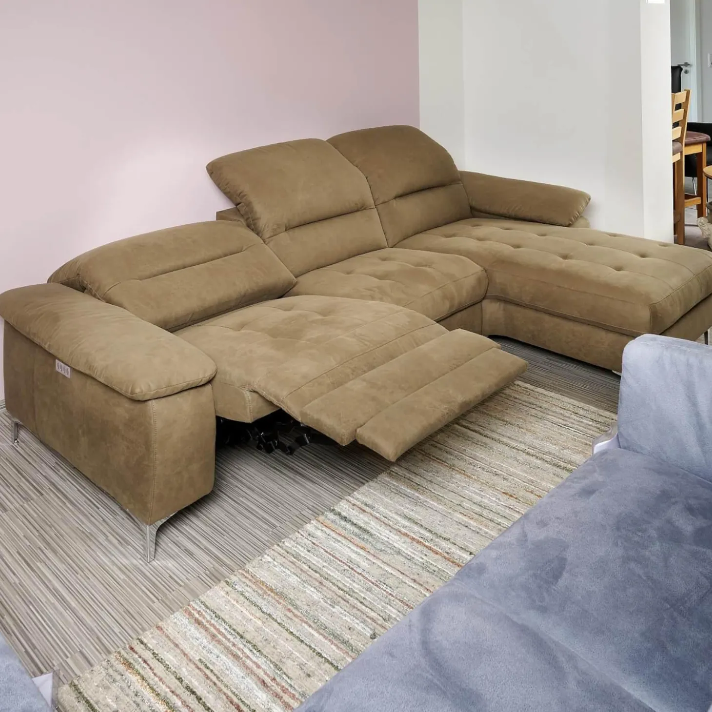 Polstergarnitur 2600 Motorisch Bezug Clash Oliv Metallfüße Chrom Glänzend