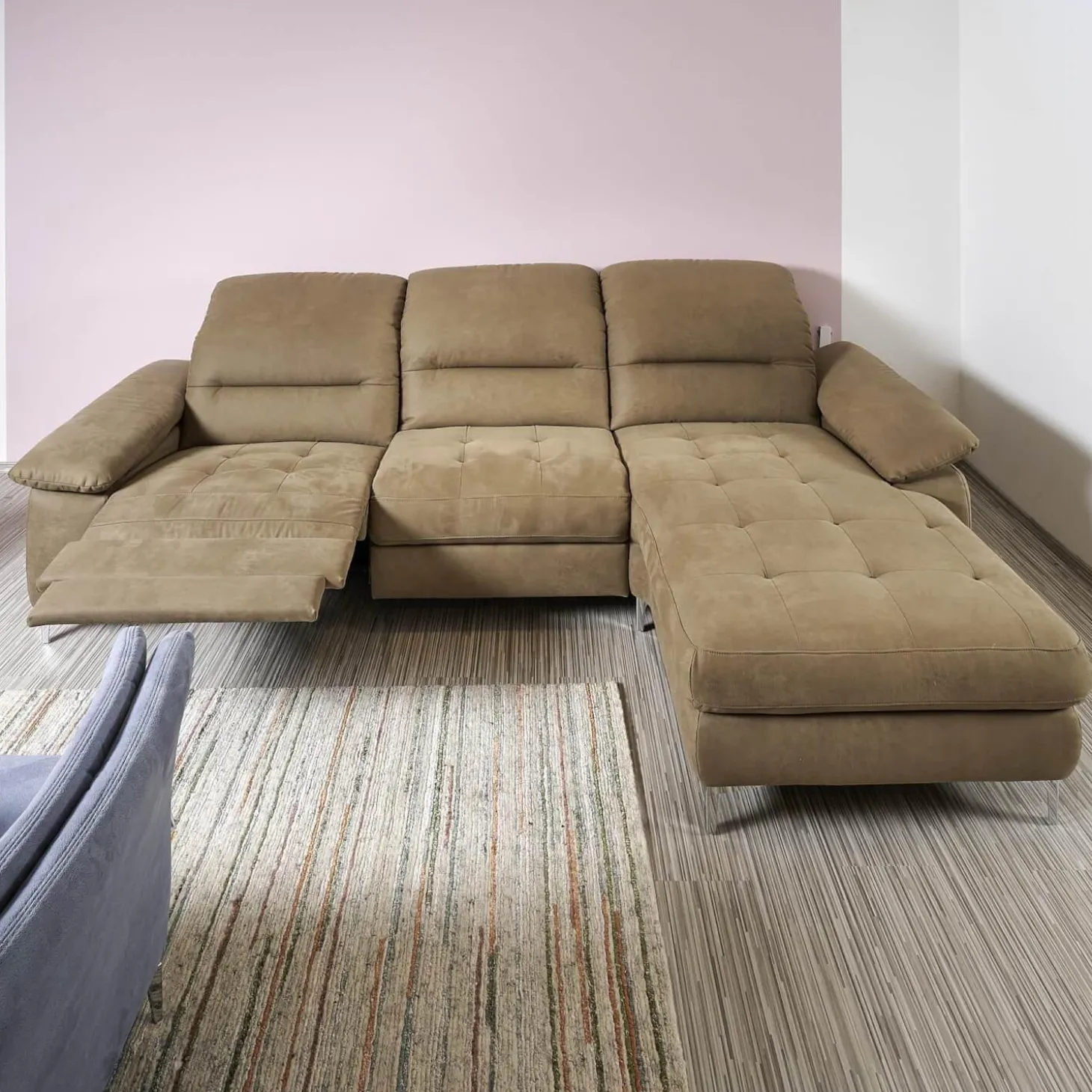 Polstergarnitur 2600 Motorisch Bezug Clash Oliv Metallfüße Chrom Glänzend