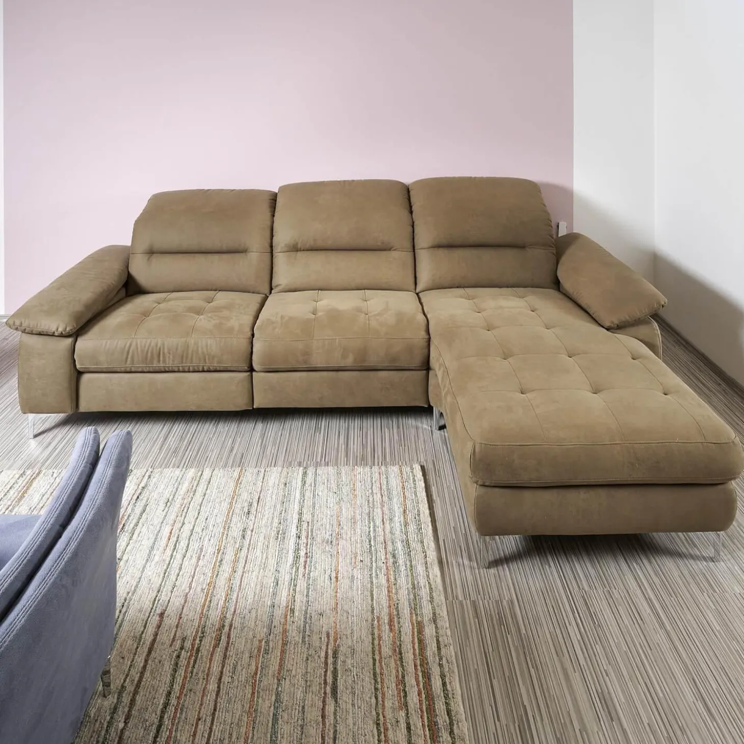 Polstergarnitur 2600 Motorisch Bezug Clash Oliv Metallfüße Chrom Glänzend