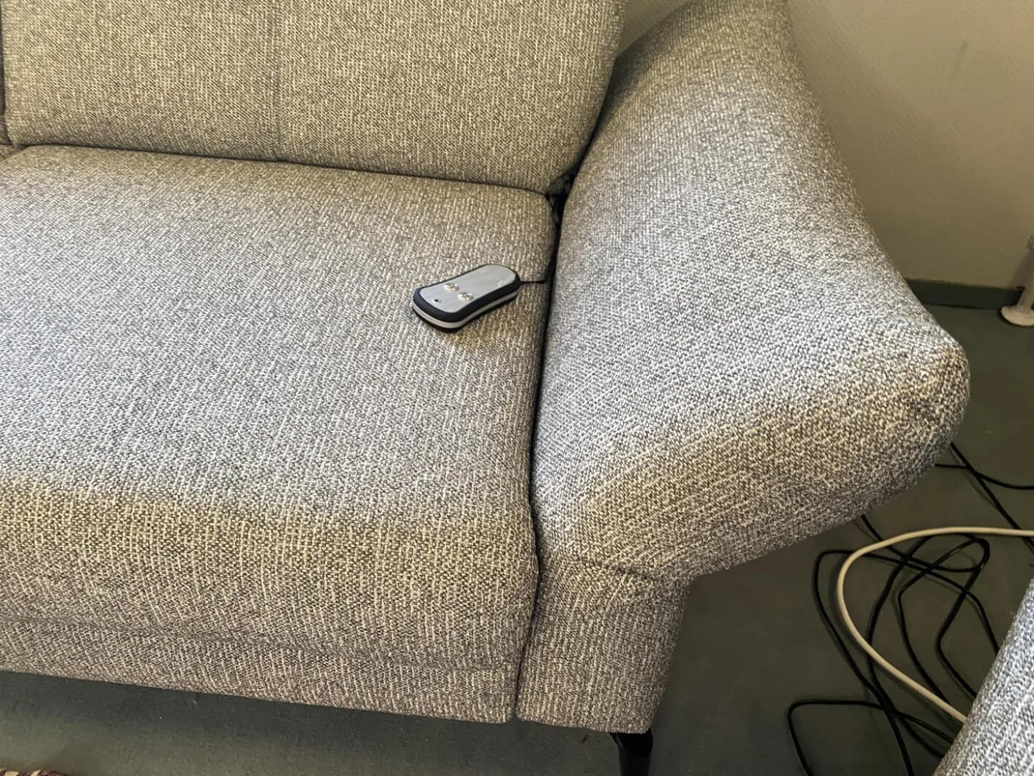 Polstergruppe Chiemsee Stoff Camo Granit Grau Fuß Metall Schwarz Mit Elektrischer Sitztiefenverstellung Und Relaxfunktion