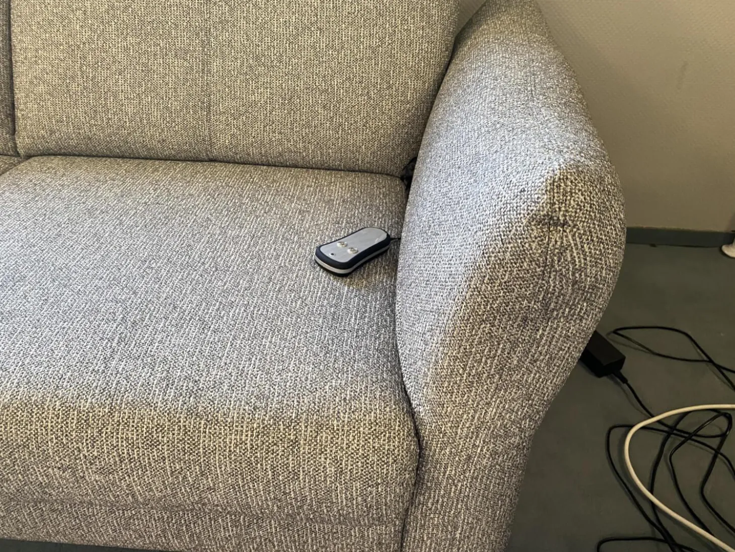 Polstergruppe Chiemsee Stoff Camo Granit Grau Fuß Metall Schwarz Mit Elektrischer Sitztiefenverstellung Und Relaxfunktion