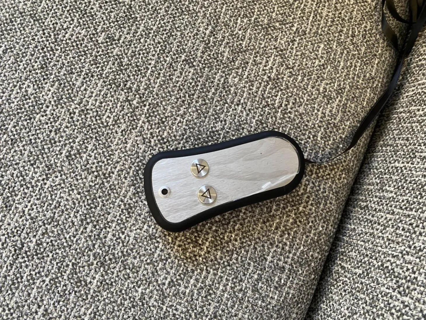 Polstergruppe Chiemsee Stoff Camo Granit Grau Fuß Metall Schwarz Mit Elektrischer Sitztiefenverstellung Und Relaxfunktion