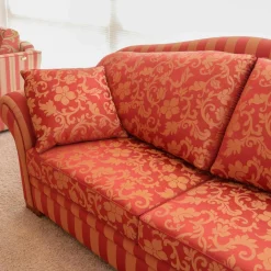 Polstergruppe Clara 334 Stoff Rot Beige Gold Füße Kirschbaum Lackiert