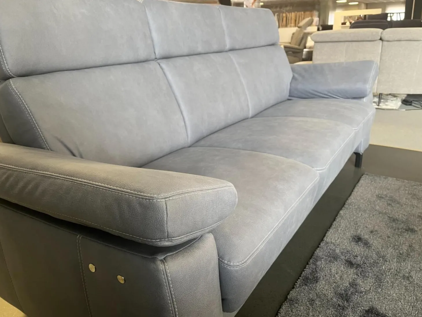 Polstergruppe Havannah Stoff Eldorado Hellblau Grau Füße Metall Schwarz Lackiert Mit Armteilverstellung Und Elektrischen Sitzvorzug