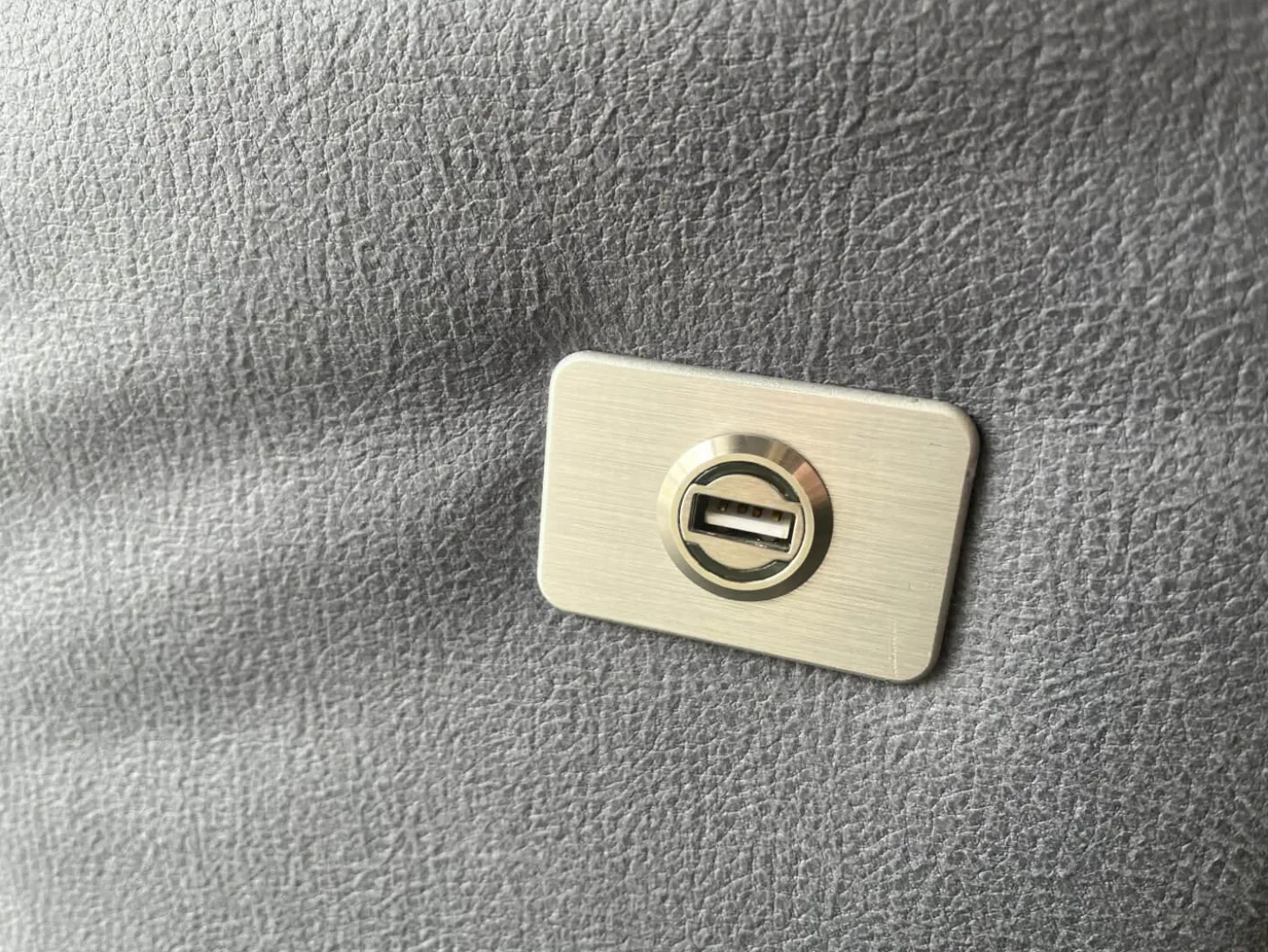 Polstergruppe Havannah Stoff Eldorado Hellblau Grau Füße Metall Schwarz Lackiert Mit Armteilverstellung Und Elektrischen Sitzvorzug