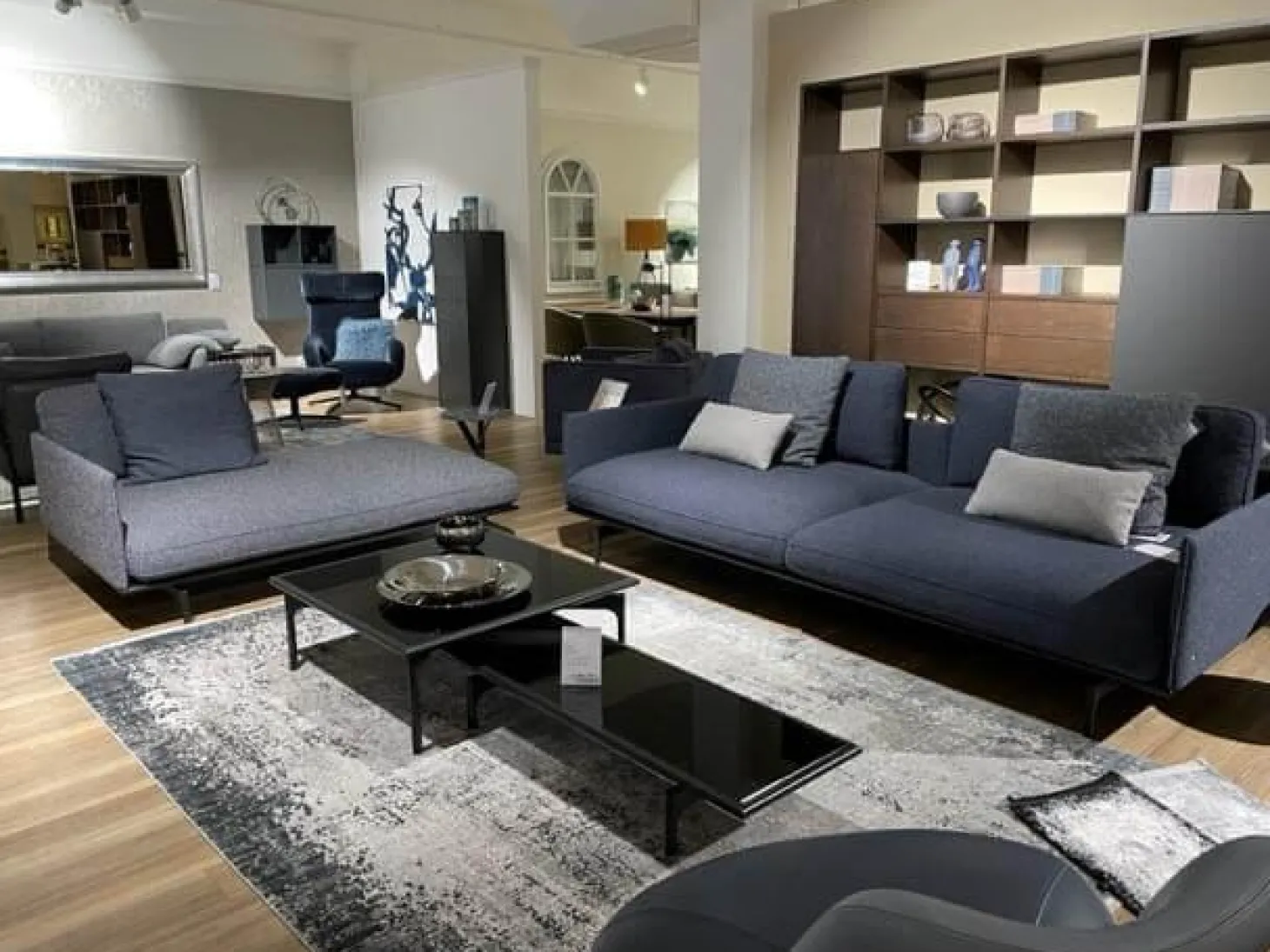 Polstergruppe Liv Smart Stoff 24.415 Graublau 24.144 Schwarzblau Aluminiumgestell Verkehrschwarz mit Couchtisch-Set