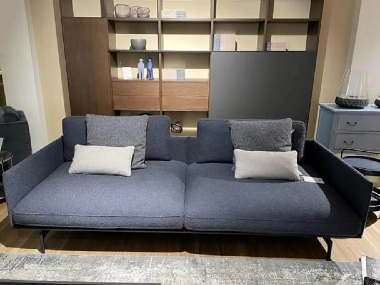 Polstergruppe Liv Smart Stoff 24.415 Graublau 24.144 Schwarzblau Aluminiumgestell Verkehrschwarz mit Couchtisch-Set