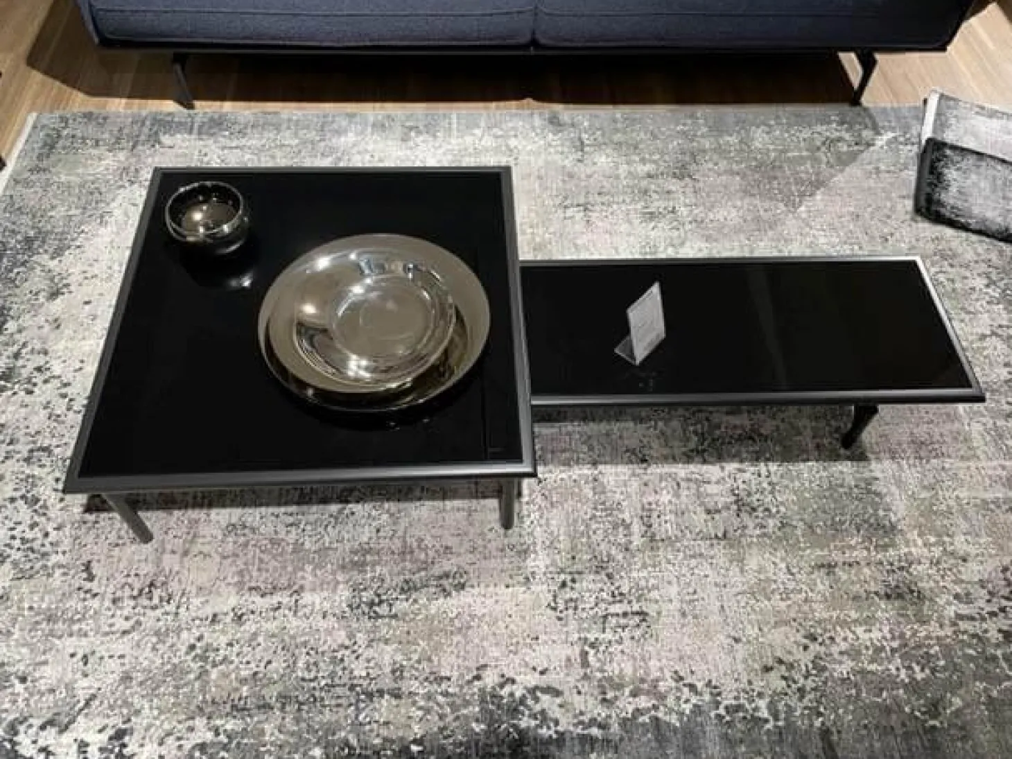 Polstergruppe Liv Smart Stoff 24.415 Graublau 24.144 Schwarzblau Aluminiumgestell Verkehrschwarz mit Couchtisch-Set