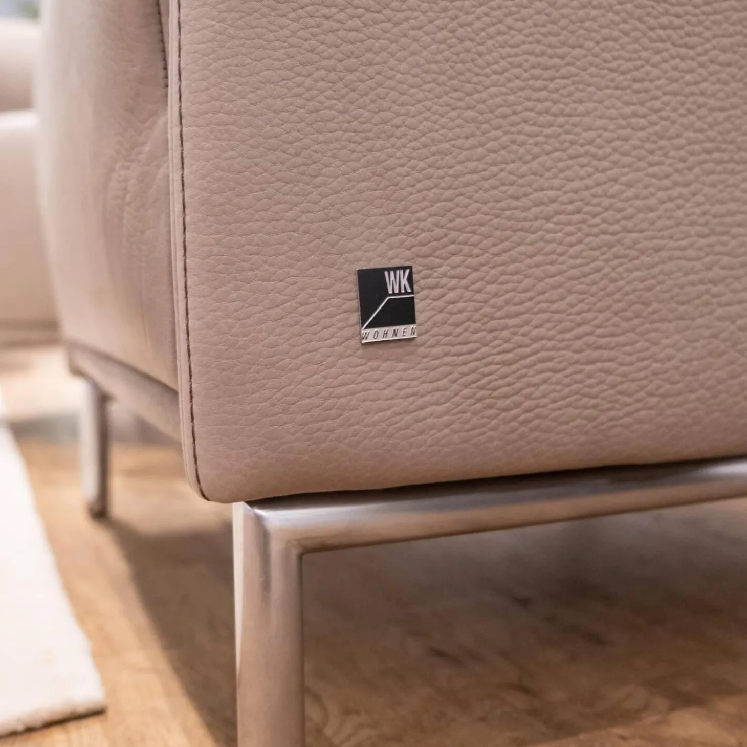 Polstergruppe Navarro Anilin-Dickleder Füße Metallbügel Nickel Satiniert