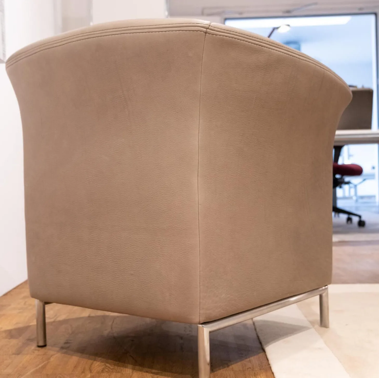 Polstergruppe Navarro Anilin-Dickleder Füße Metallbügel Nickel Satiniert