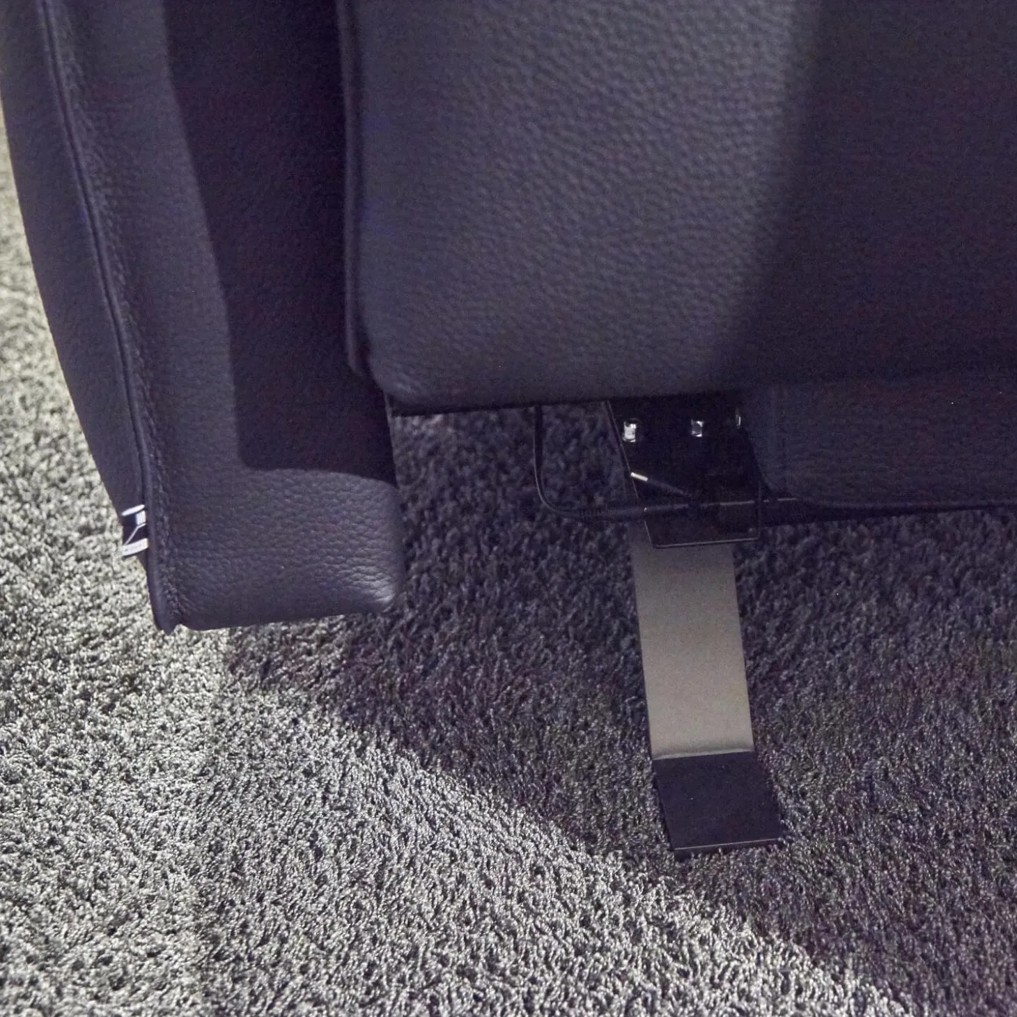 Polstermöbel WK 530 Gracella Leder Cougar Farbe 10 Schwarz Metallfuß Matt Anthrazit Lackiert