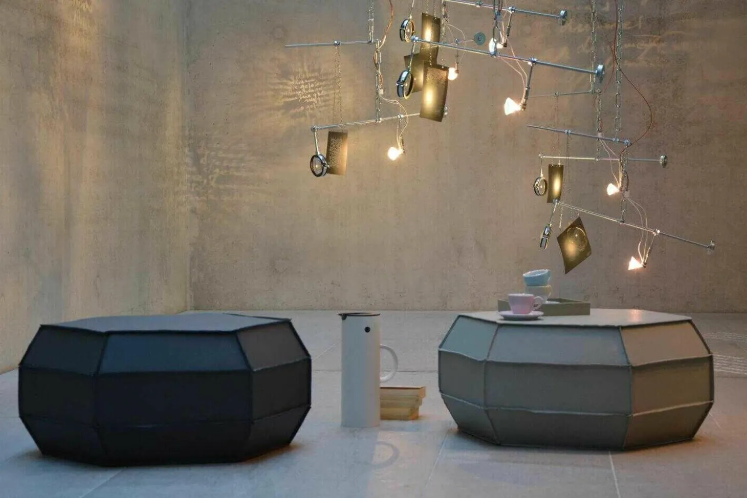 Pouf Asmus Hellgrau Bovine Leder mit offener Naht