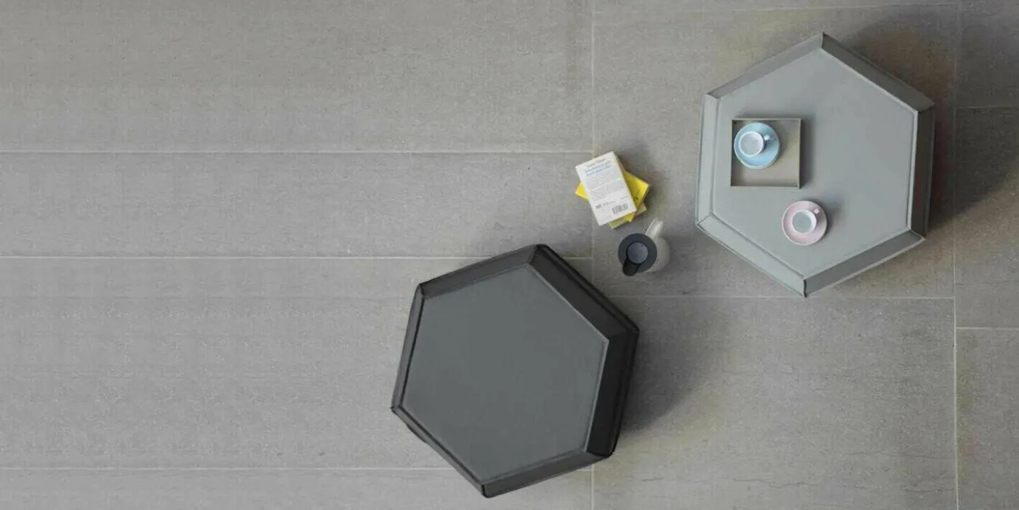 Pouf Asmus Hellgrau Bovine Leder mit offener Naht