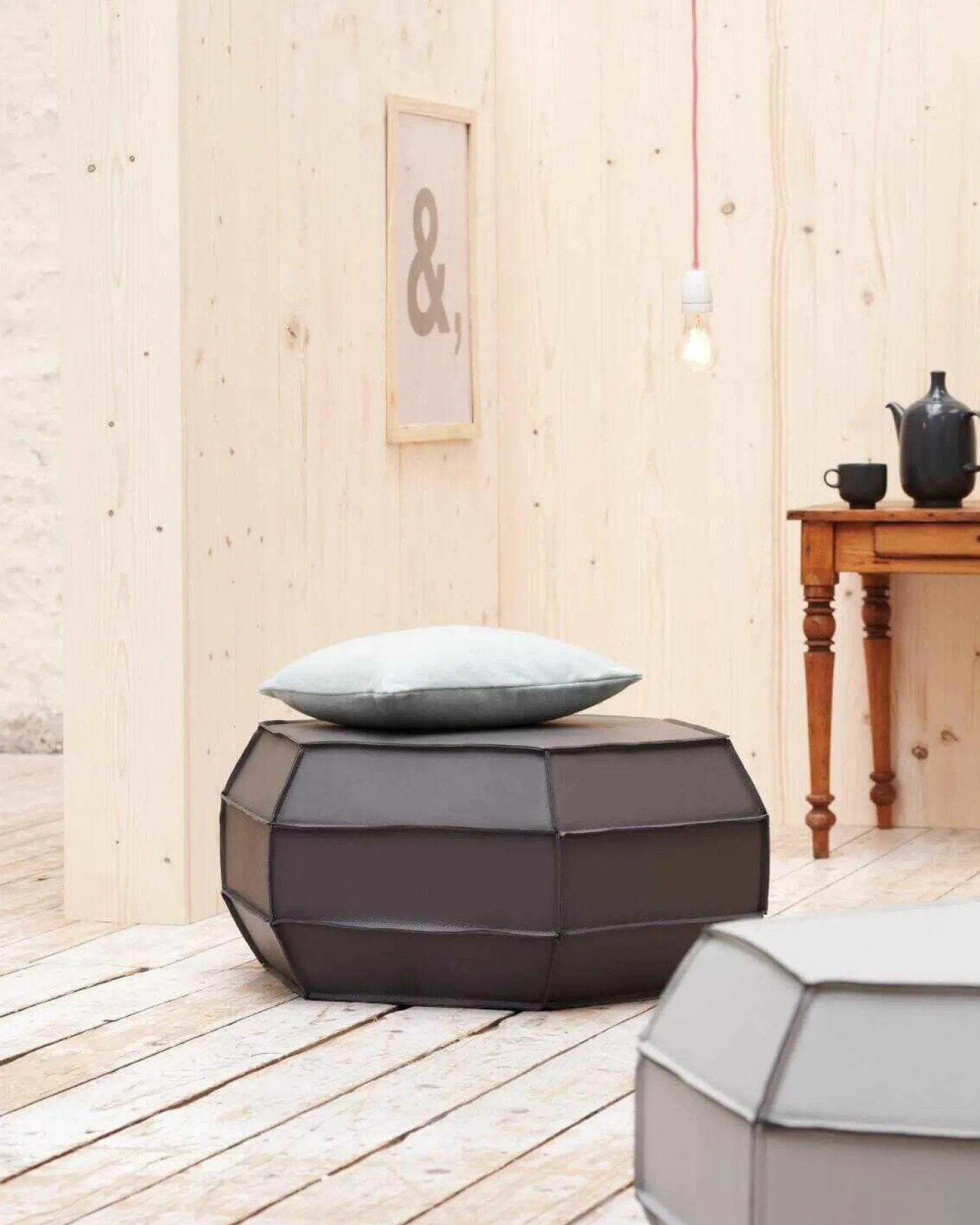 Pouf Asmus Hellgrau Bovine Leder mit offener Naht