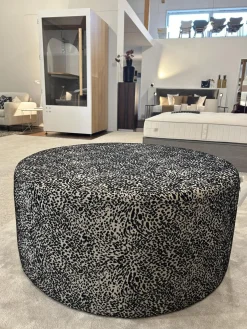 Pouf Hocker Stoff Leo Grau Schwarz