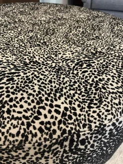 Pouf Hocker Stoff Leo Grau Schwarz