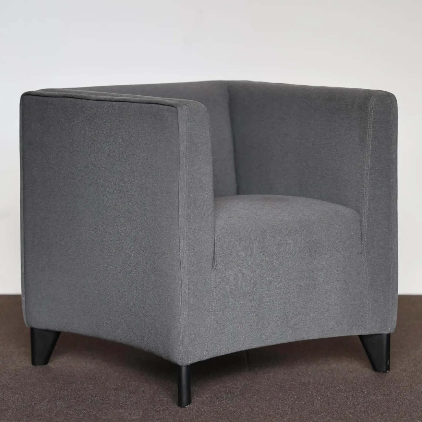 Quadra Sessel Bezug Stoff Object Cat. G Farbe Anthrazit Füße Buche Schwarz Geölt