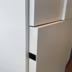 Raumteiler 505 in Lack Kieselgrau mit Glastüren Schwarz Chrom