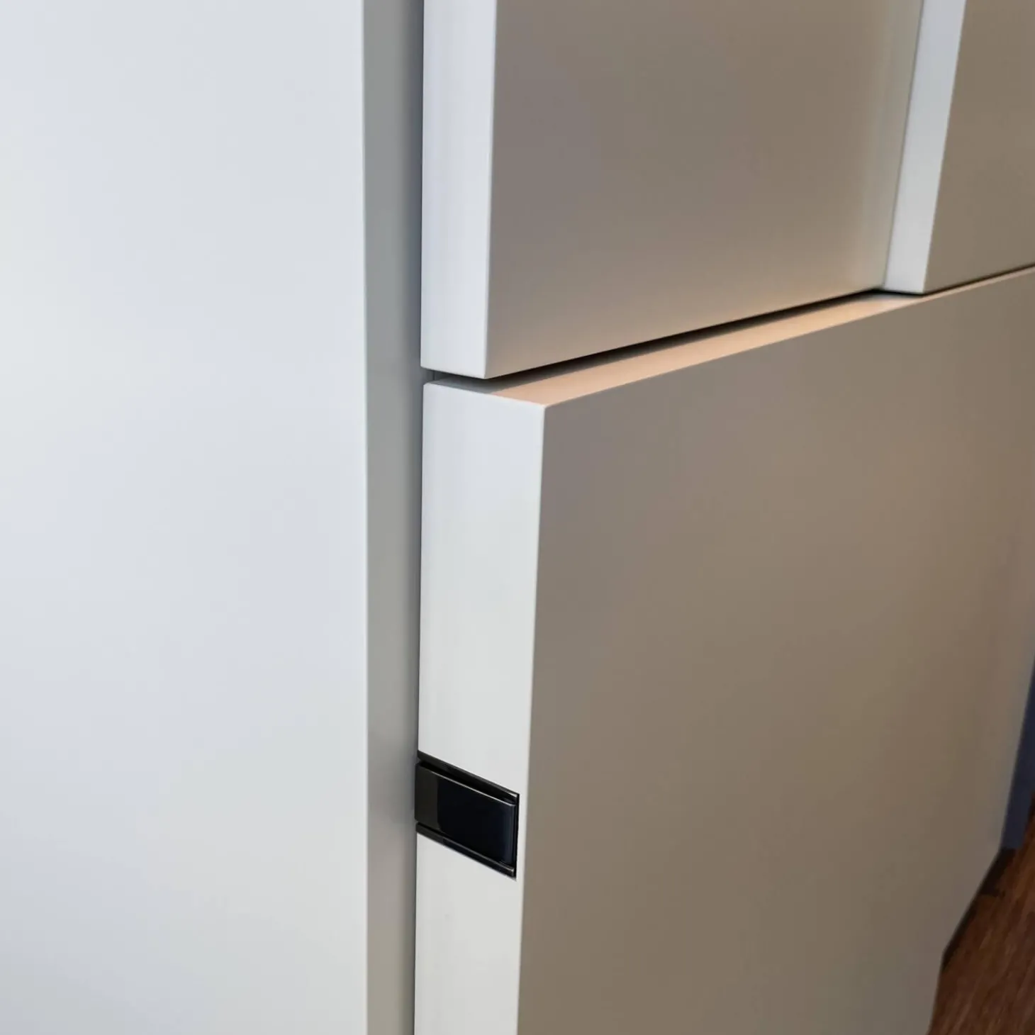 Raumteiler 505 in Lack Kieselgrau mit Glastüren Schwarz Chrom