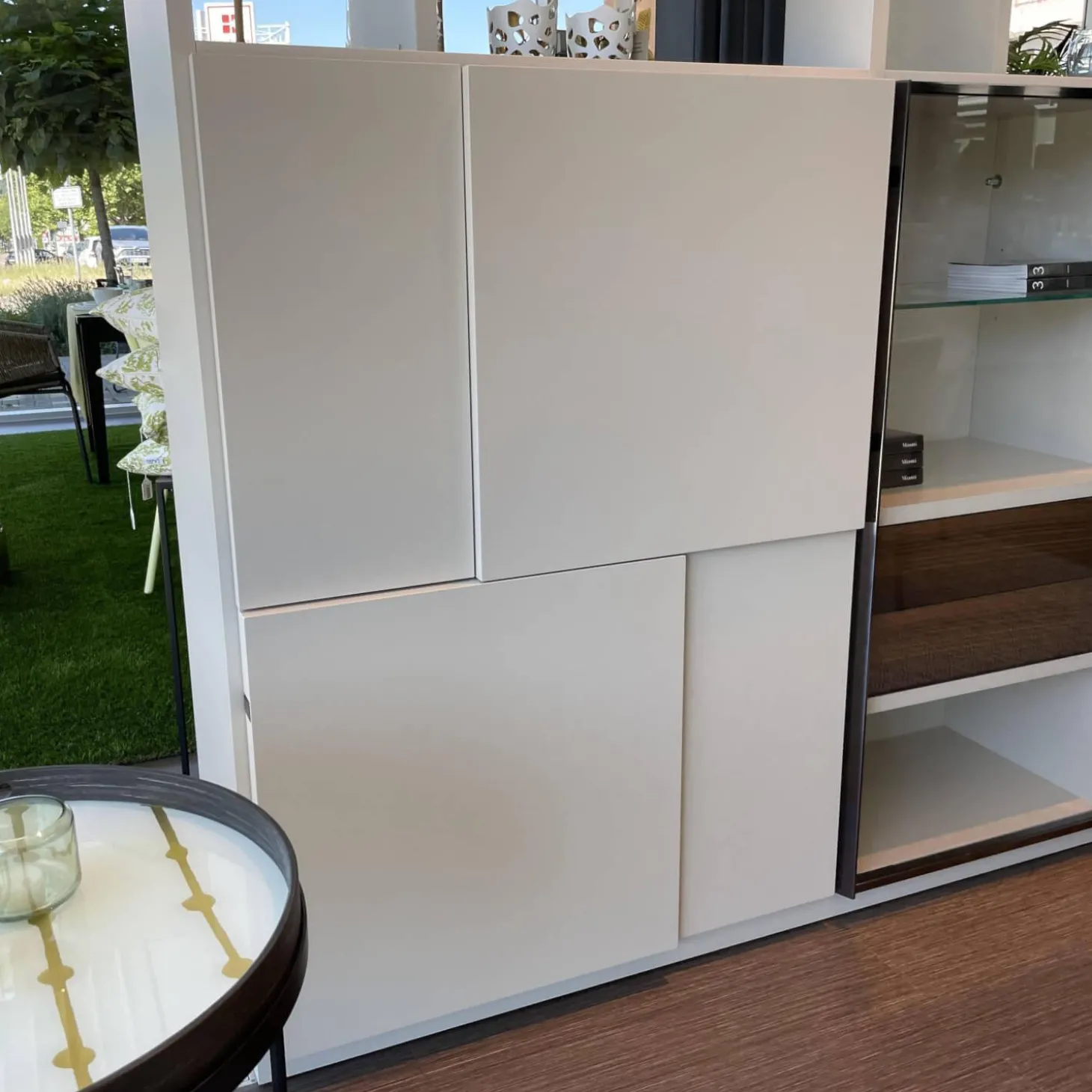 Raumteiler 505 in Lack Kieselgrau mit Glastüren Schwarz Chrom