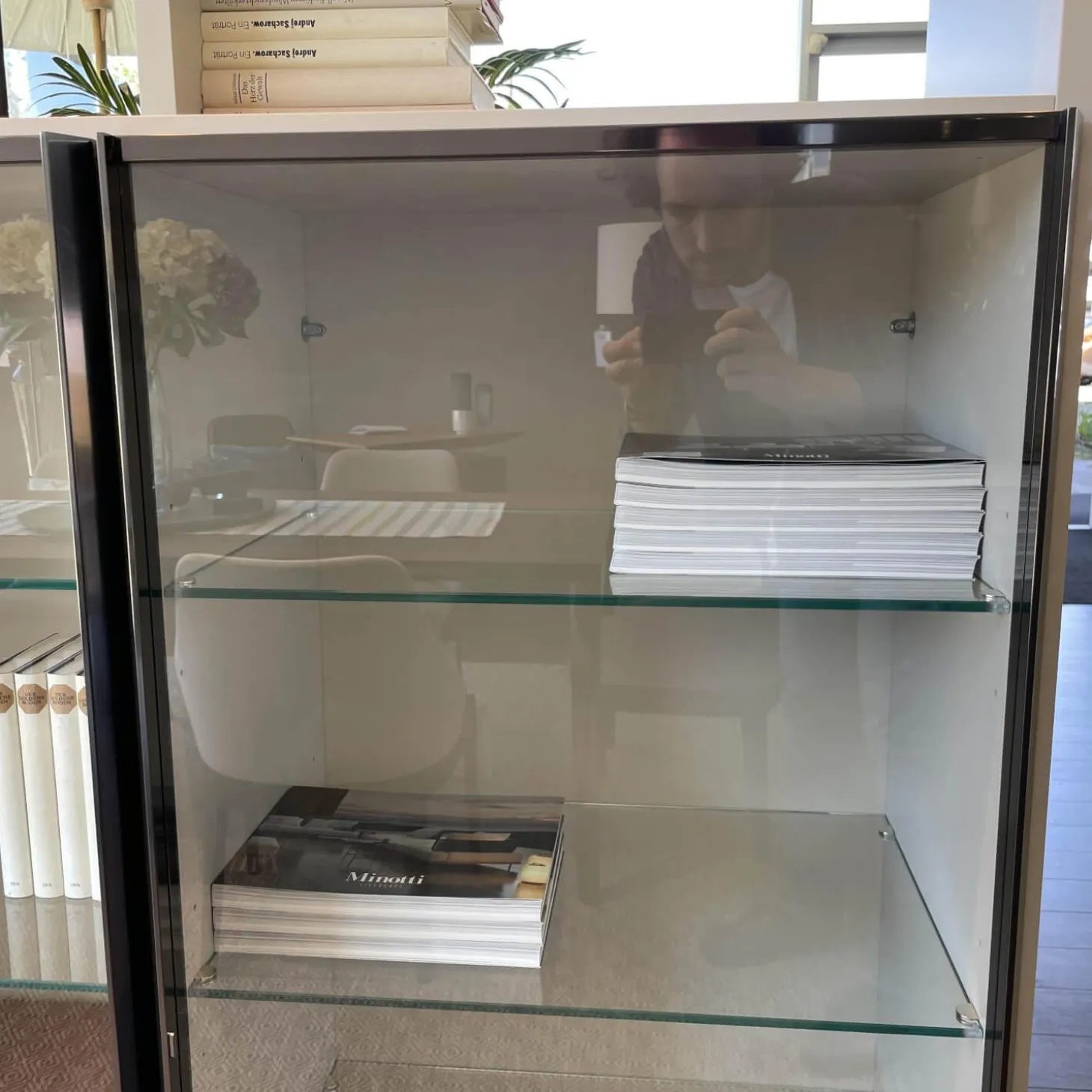 Raumteiler 505 in Lack Kieselgrau mit Glastüren Schwarz Chrom