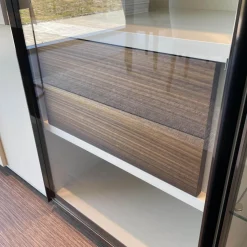 Raumteiler 505 in Lack Kieselgrau mit Glastüren Schwarz Chrom