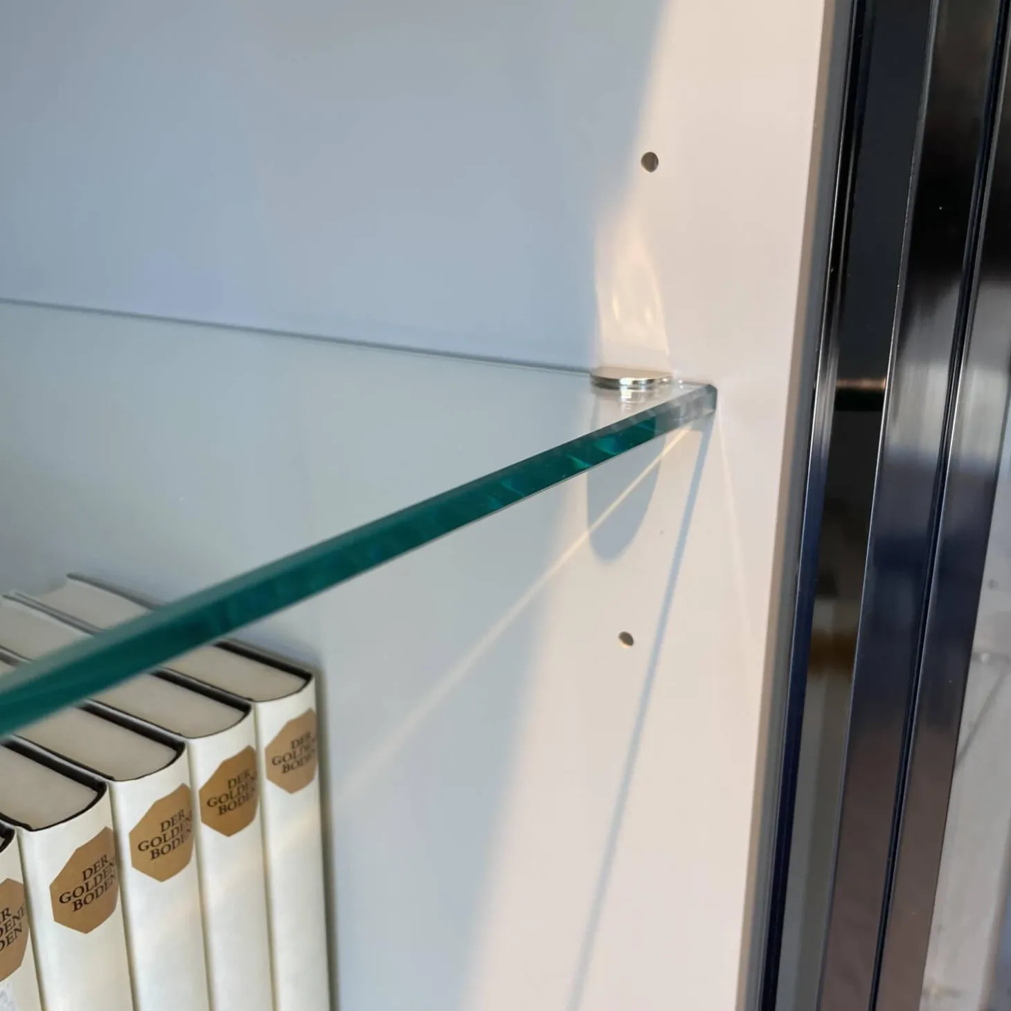 Raumteiler 505 in Lack Kieselgrau mit Glastüren Schwarz Chrom