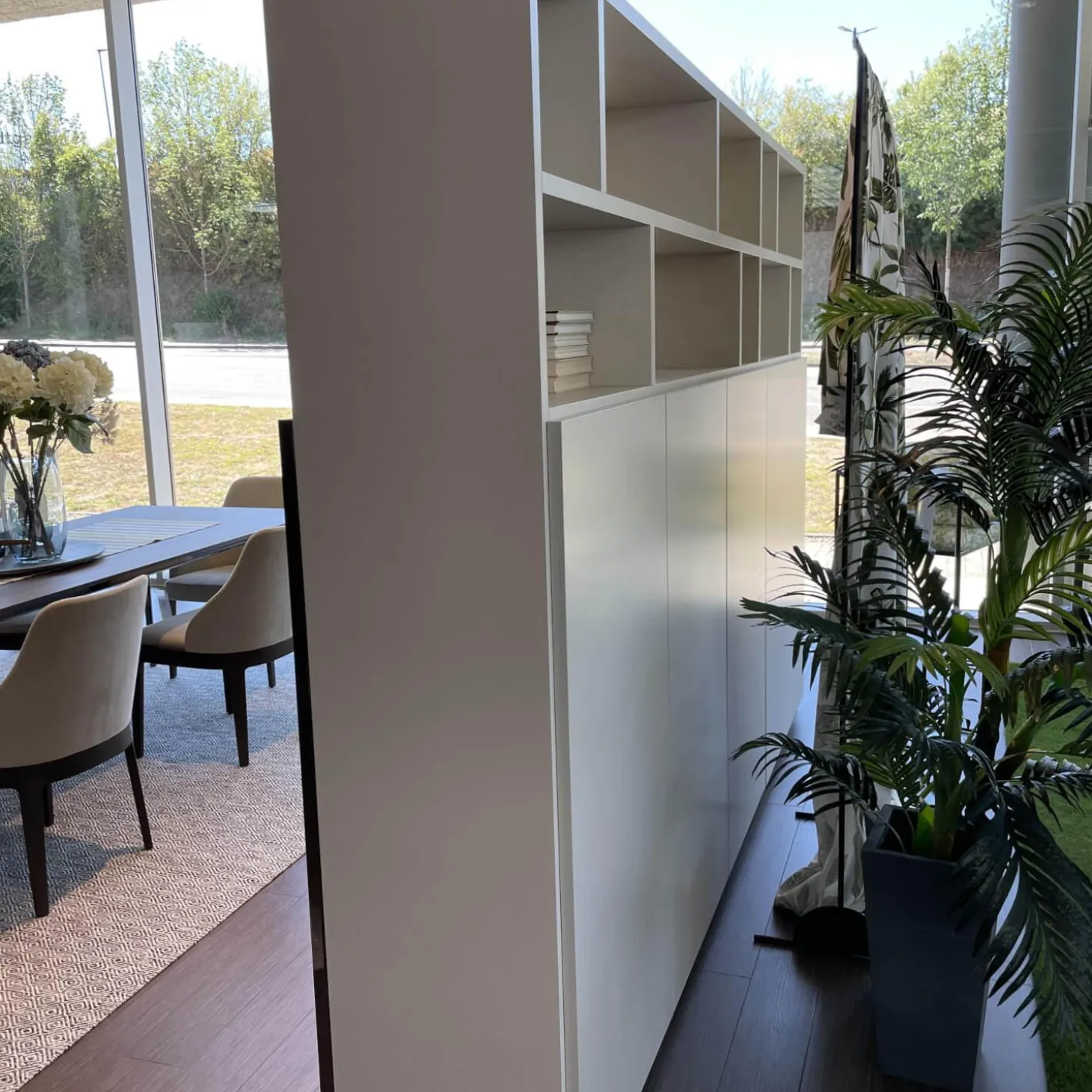 Raumteiler 505 in Lack Kieselgrau mit Glastüren Schwarz Chrom