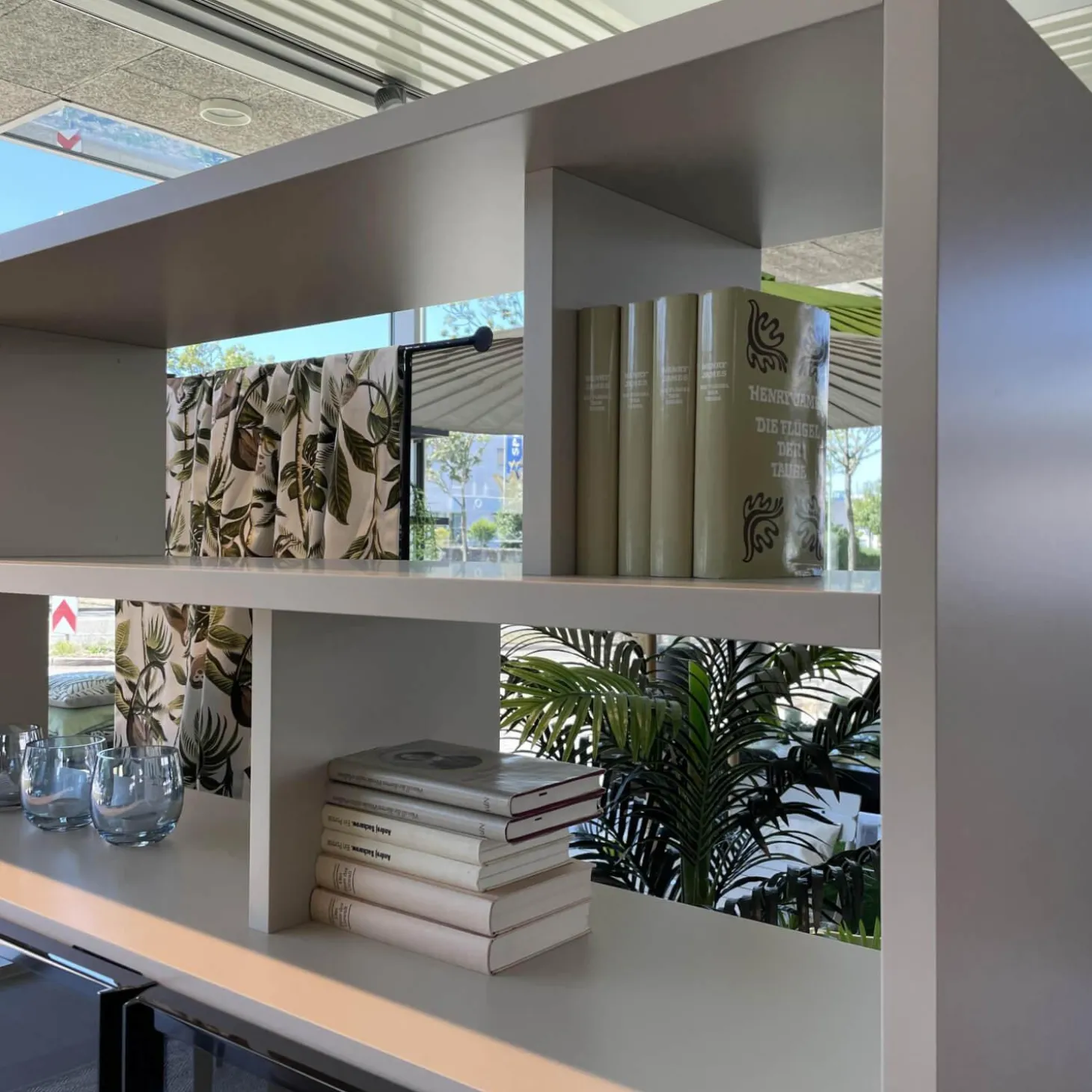 Raumteiler 505 in Lack Kieselgrau mit Glastüren Schwarz Chrom