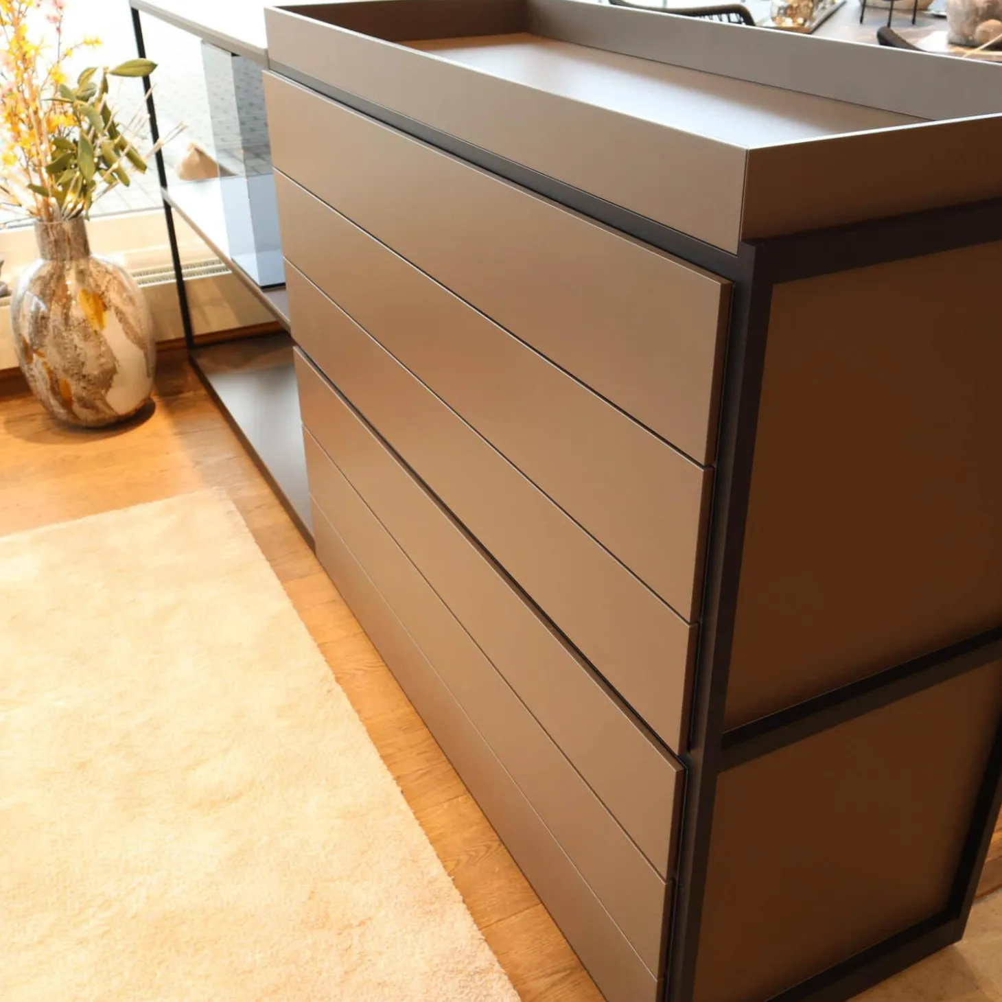 Raumteiler Tado Lack M10 Schwarz Eloxiert O20 Mit Klappe Und Schubkasten Und Fachböden