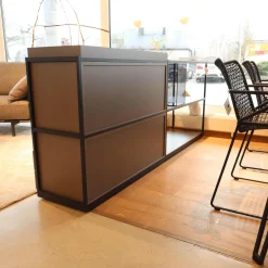 Raumteiler Tado Lack M10 Schwarz Eloxiert O20 Mit Klappe Und Schubkasten Und Fachböden