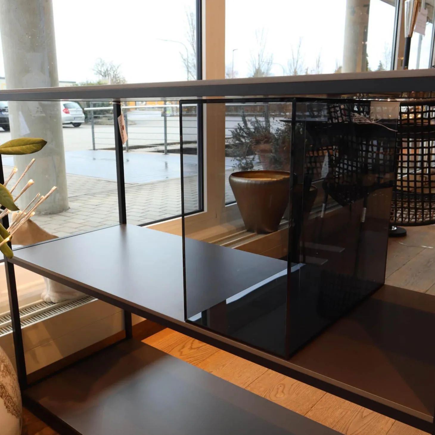 Raumteiler Tado Lack M10 Schwarz Eloxiert O20 Mit Klappe Und Schubkasten Und Fachböden