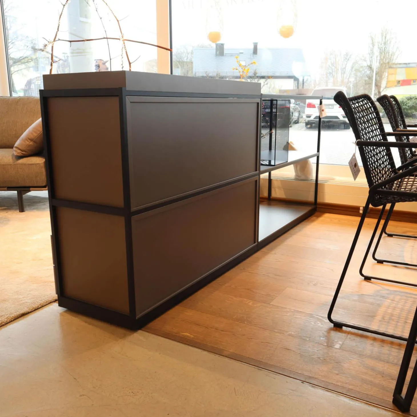 Raumteiler Tado Lack M10 Schwarz Eloxiert O20 Mit Klappe Und Schubkasten Und Fachböden