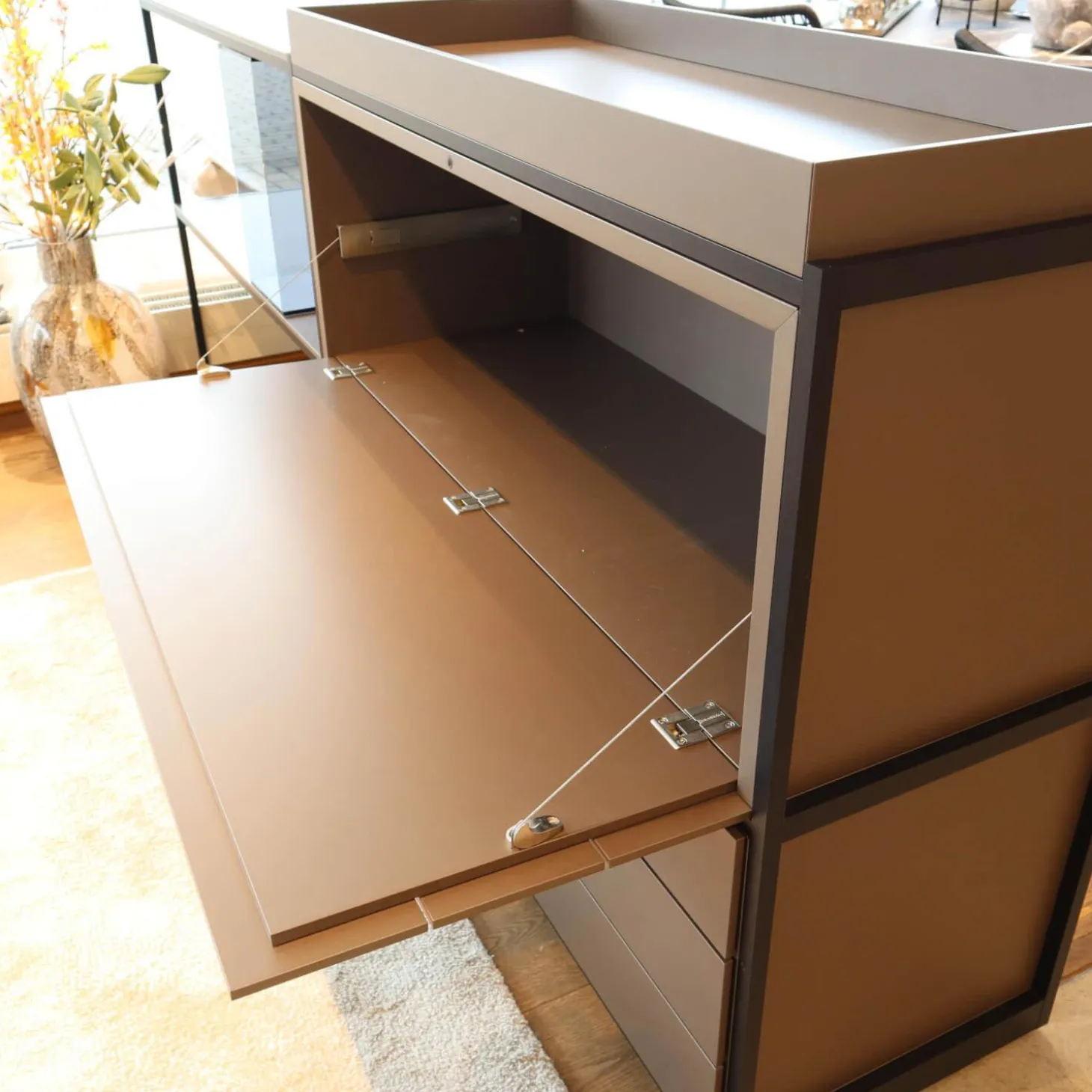 Raumteiler Tado Lack M10 Schwarz Eloxiert O20 Mit Klappe Und Schubkasten Und Fachböden